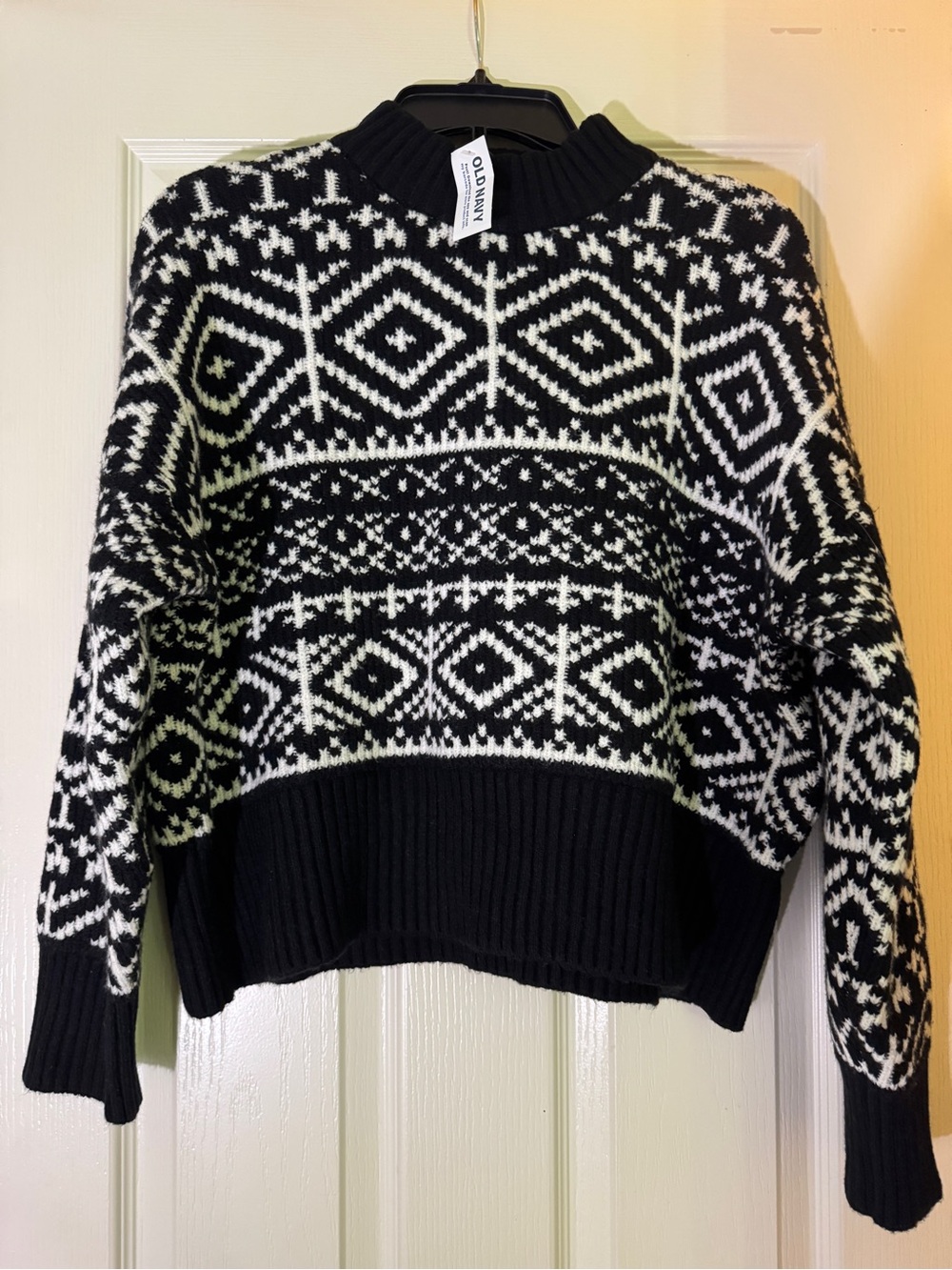 Old Navy Black & White Geometric Fair Isle Crew Sweater